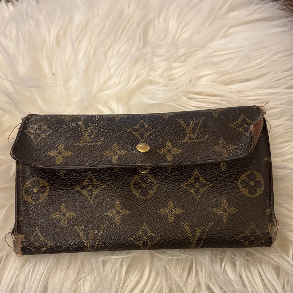 Authentic (Upcycle purposes)Louis Vuitton Black and Gold Monogram Wallet
